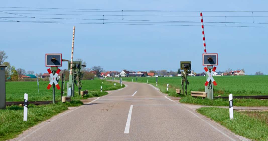 Stromschlag-am-Bahn-bergang-Segler-schwer-verletzt