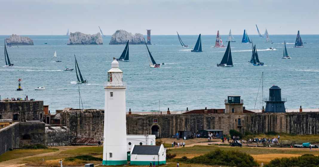 Rolex-Fastnet-Race-Spektakul-re-Starts-vor-grandioser-Kulisse