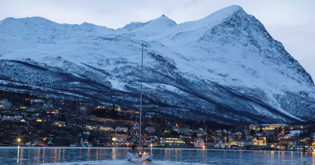 Nordnorwegen-Eisiger-T-rn-im-hohen-Norden-Whalewatching-und-Polarlichter-inklusive