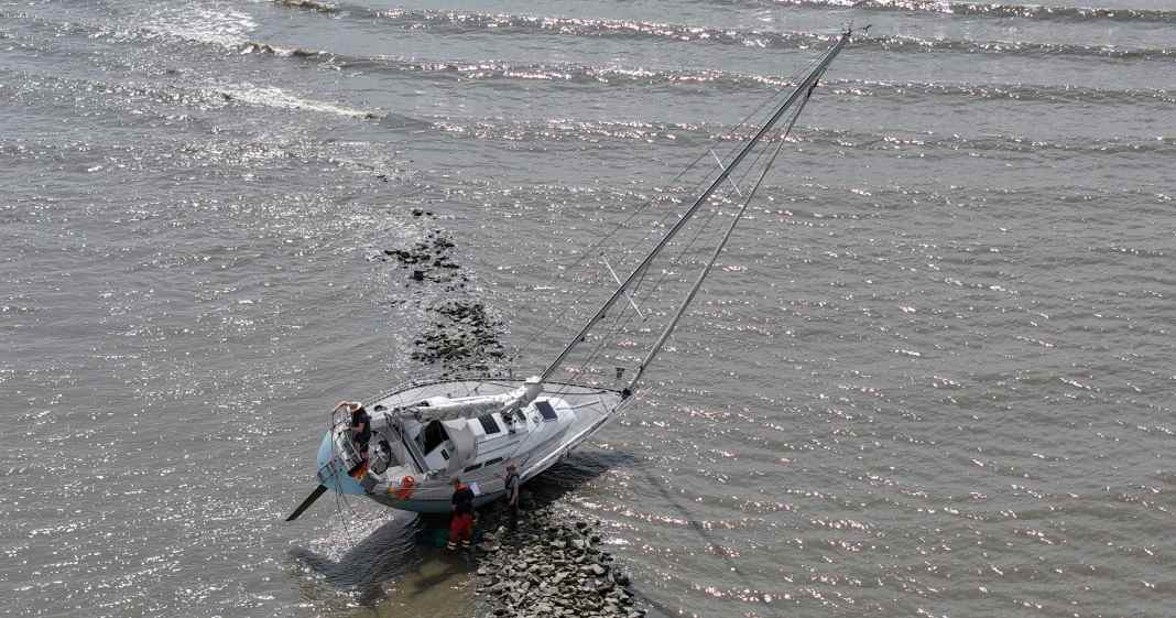 Havarie-auf-der-Elbe-Segelyacht-l-uft-auf-Steindamm-auf
