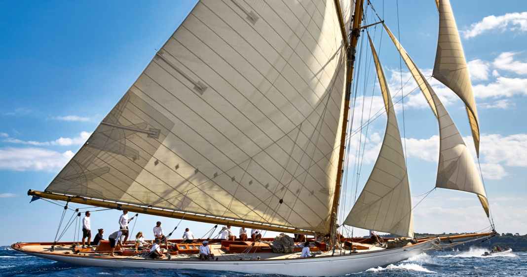 -Moonbeam-III-Eleganter-Klassiker-im-Regattazirkus-am-Mittelmeer