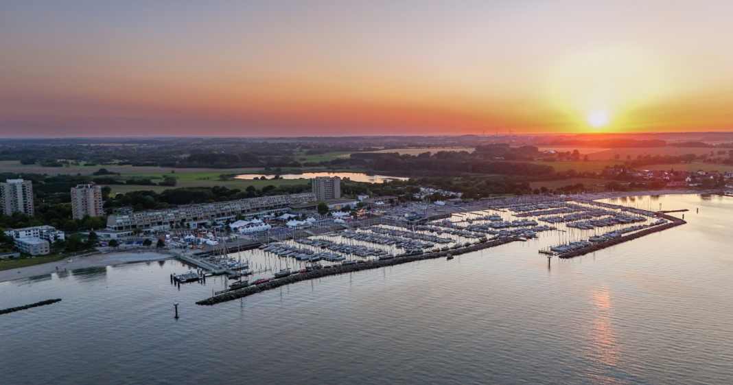 Kieler-Woche-Zwei-KiWo-Arenen-Fanspa-in-Schilksee-und-Stein