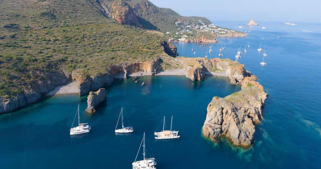 Italien-Liparische-Inseln-ein-T-rn-zwischen-Wasser-Fels-und-Feuer