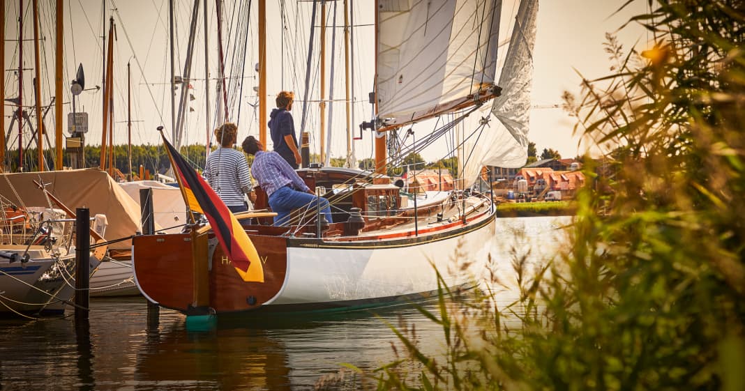 Hafenmanöver: 10 Tipps zum sicheren Auslaufen mit dem Segelboot | YACHT