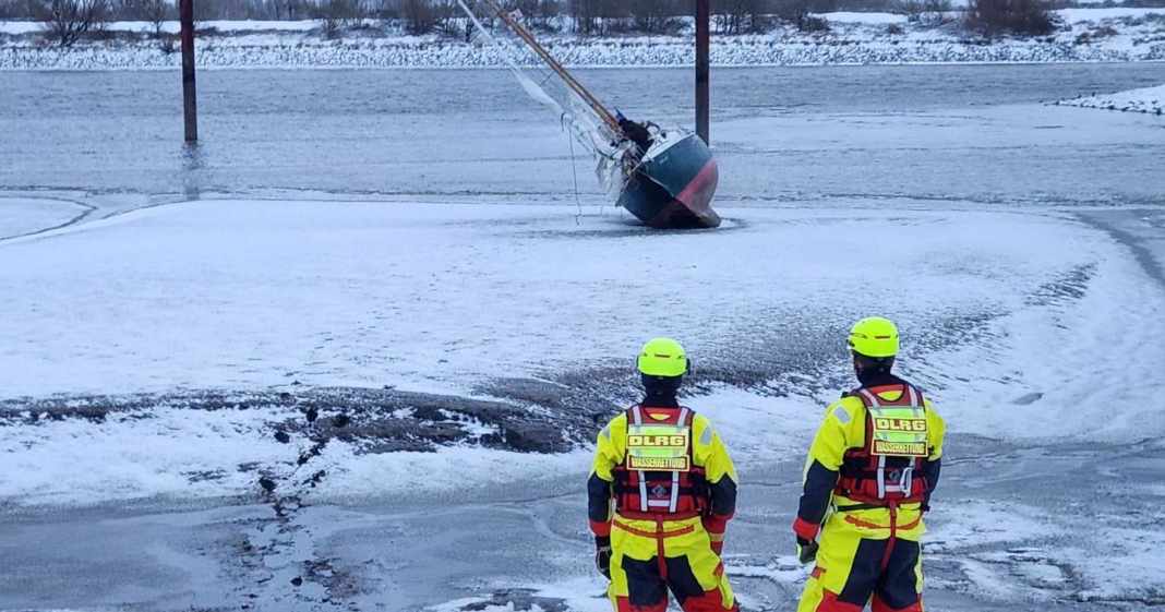 Seenot-Segler-strandet-bei-Sturm-Elli-im-eisigen-Elbschlick