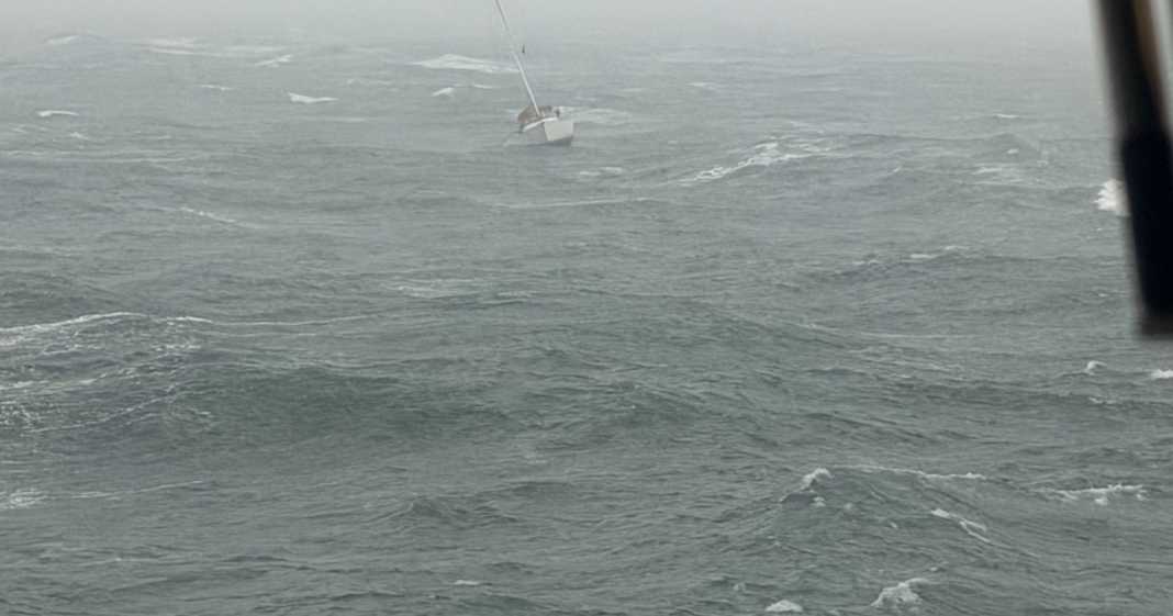 Seenot-Dramatische-Rettung-eines-Einhandseglers-im-Wintersturm-vor-Helgoland