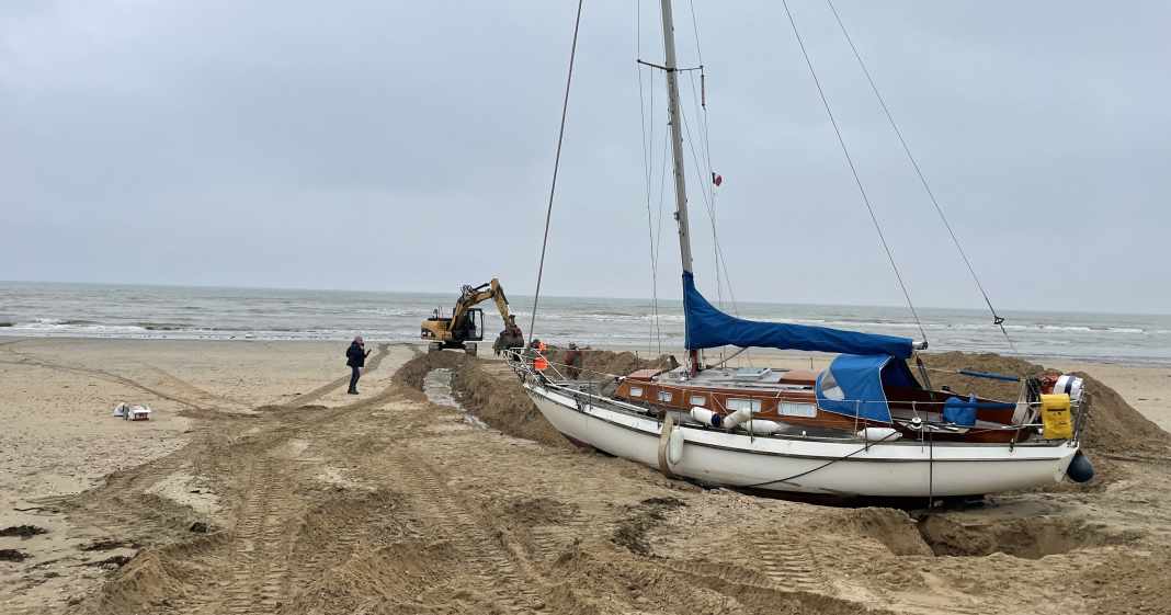 Seenot-Havarie-und-eine-spektakul-re-Bergung-Segelboot-wird-Wochen-nach-der-Strandung-befreit-und-ist-wieder-flott-