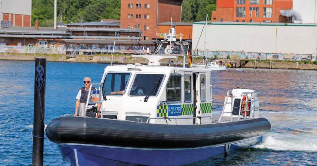 Aufregender-Arbeitstag-Achtung-Kontolle-Unterwegs-mit-der-Wasserschutzpolizei