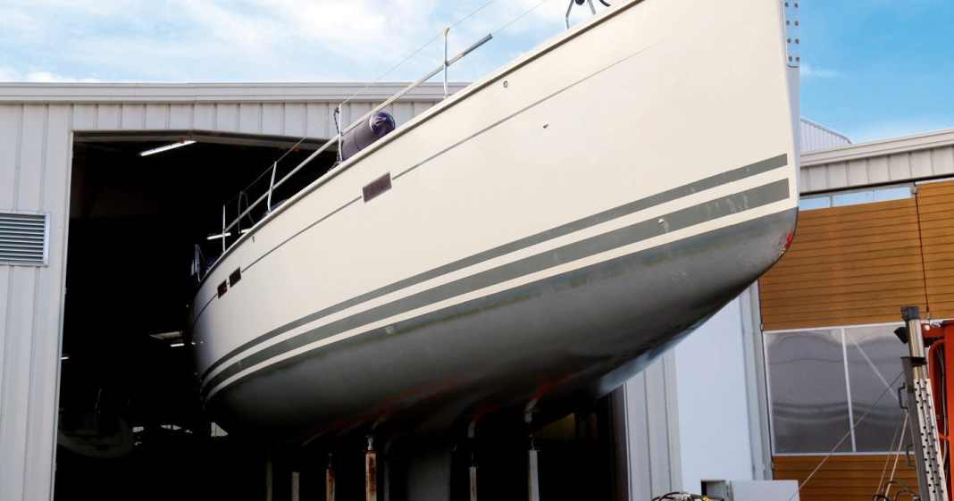 Im-Akkord-Kranen-Warten-Einlagern-hinter-den-Kulissen-beim-Bootsservice-Betrieb