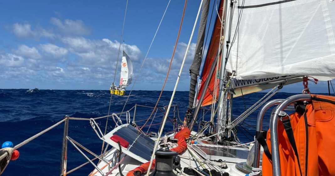 Mini-Globe-Race-Mann-ber-Bord-und-raue-Bedingungen-vor-S-dafrika