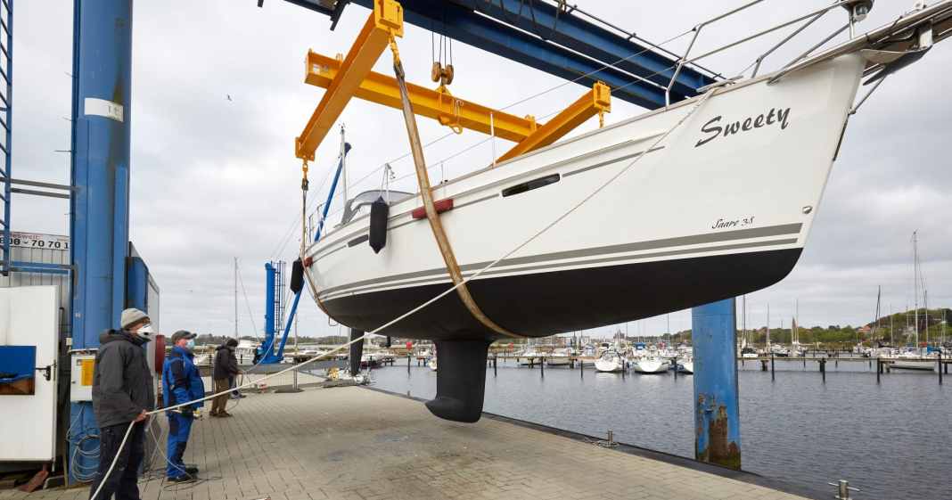Unterwasserschiff-Antifouling-erneuern-Sch-den-am-Rumpf-sanieren