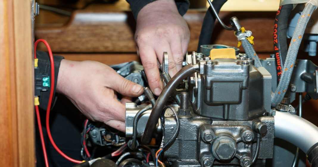 Motor-Wartung-Einbaumaschine-fit-f-r-den-Einsatz-halten