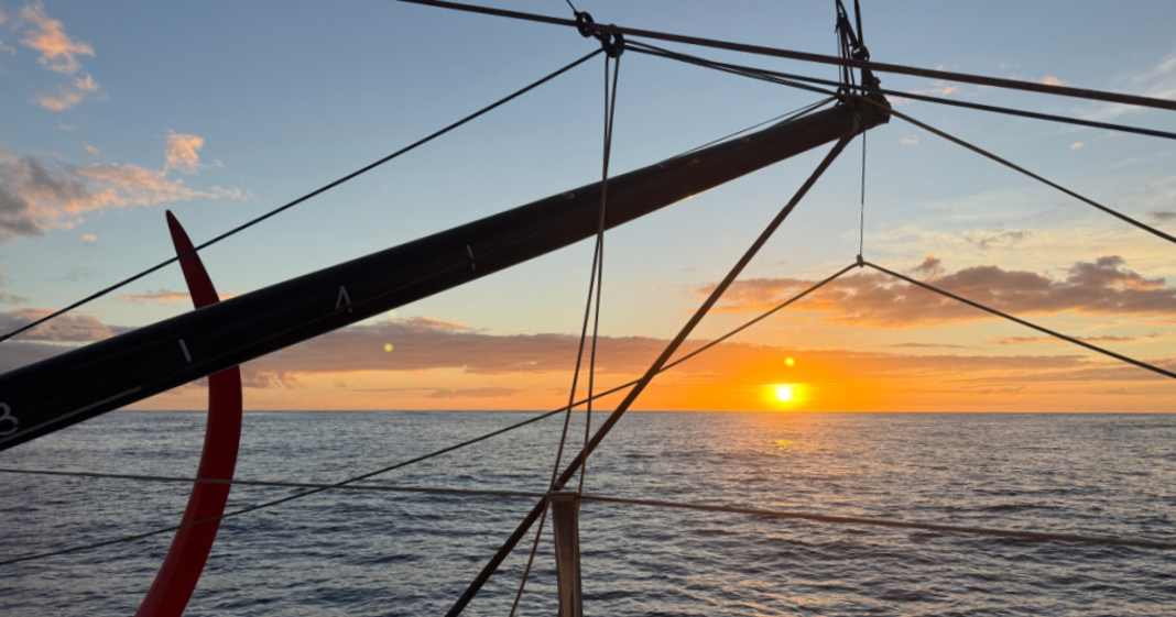 Transat-Caf-L-Or-Vier-Klassen-vier-Welten-Clapcich-und-Harris-vorne