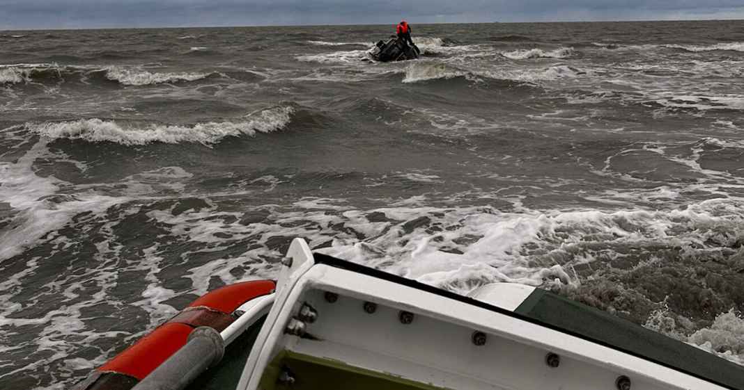 Seenot-Dramatische-Rettungsaktion-im-Seegatt-zwischen-Spiekeroog-und-Wangerooge
