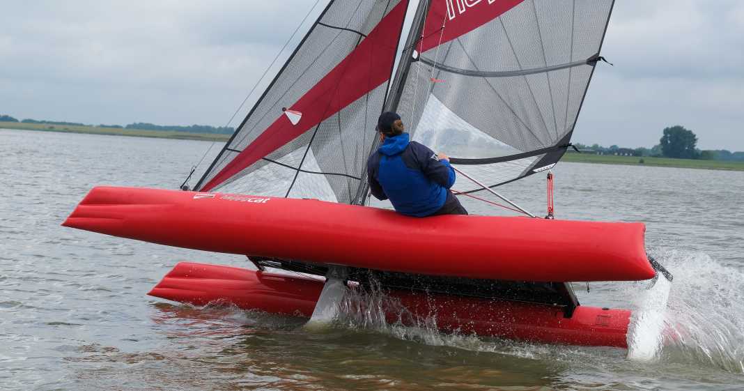 Testgalerie-Happy-Cat-Star-Carbon-Aus-dem-Kofferraum-direkt-aufs-Wasser