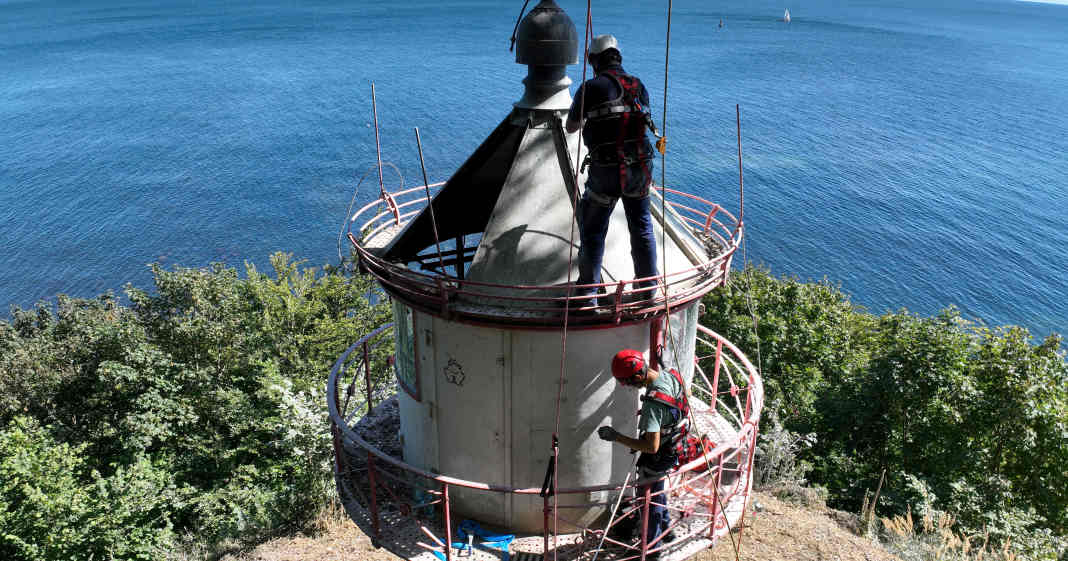 Akute-Absturzgefahr-Leuchtturm-Kollicker-Ort-auf-R-gen-demontiert