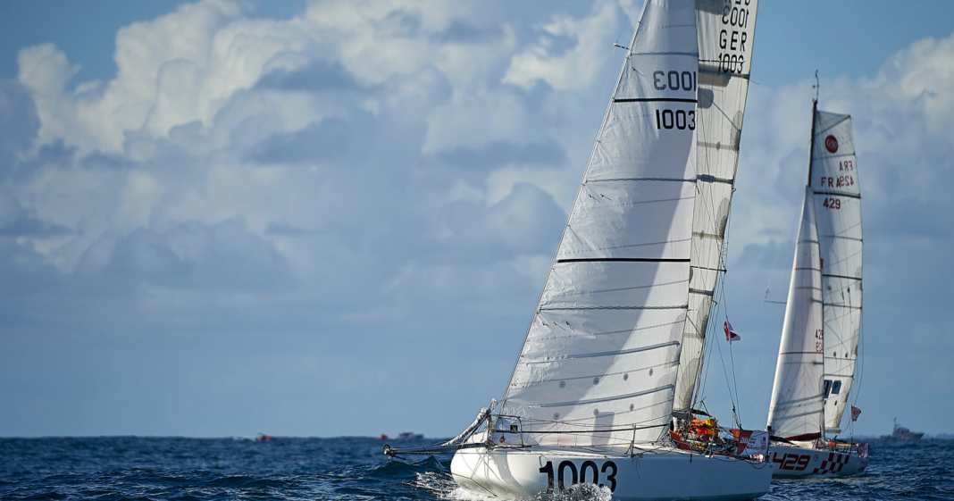 Mini-Transat-Mastbruch-Thiemo-Huuk-segelt-mit-Notrigg-weiter