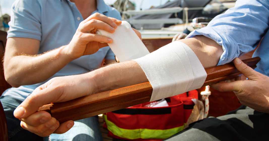 Gesundheit-auf-See-Verletzungen-an-Bord-was-im-Notfall-zu-tun-ist