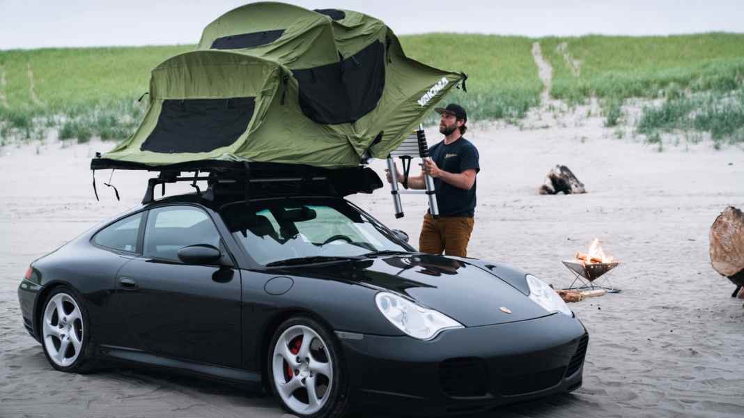 Porsche 911 mit Dachzelt: Übernachtungsmöglichkeit im 996