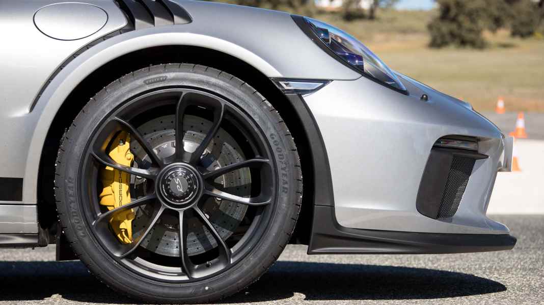 Performance Engineering für die schnellsten Seriensportwagen der Welt: Goodyear und Porsche Motorsport