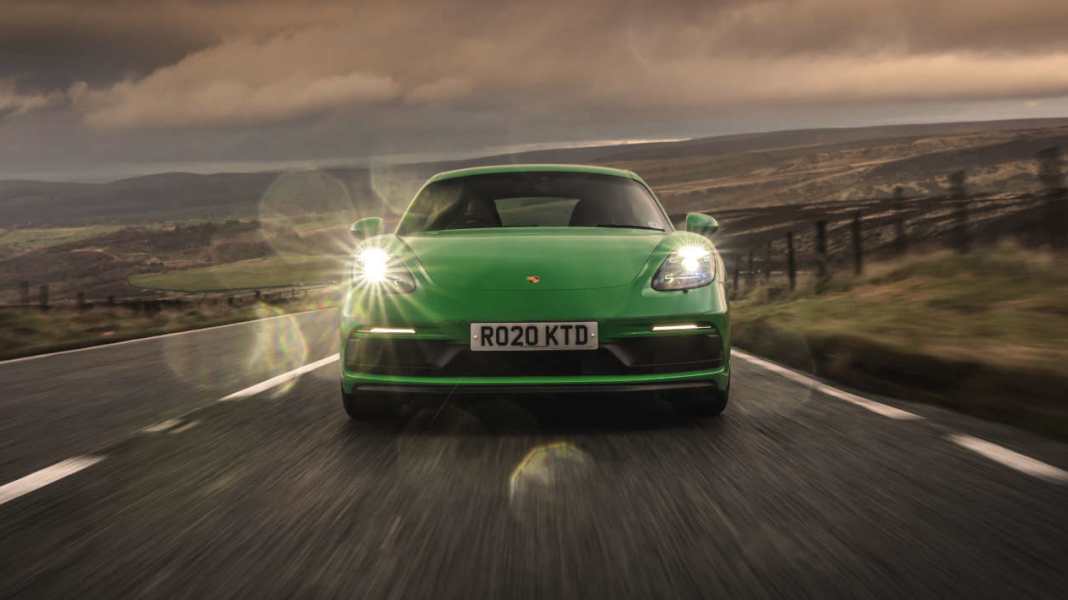 Schlangenbeschwören mit einem Porsche 718 Cayman: Snake Pass in England