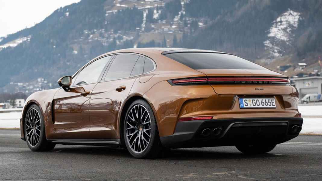 Walter Röhrl fährt den neuen Porsche Panamera Turbo E-Hybrid