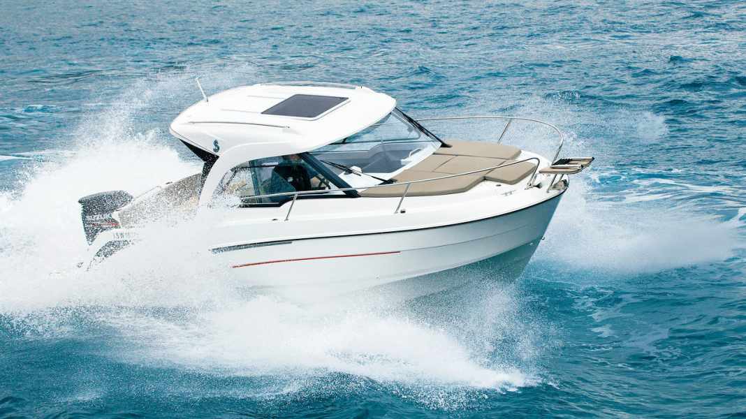 Test: Beneteau Antares 7 OB - Wellenbrecher