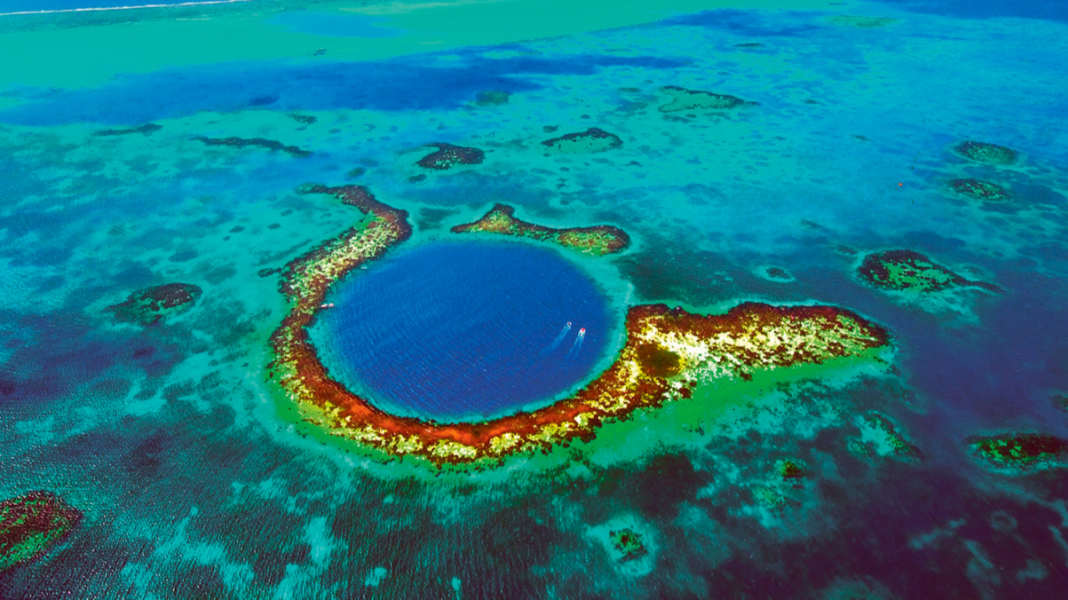 Karibik-Reviere im Porträt: Belize – Korallenriffe und magische Löcher