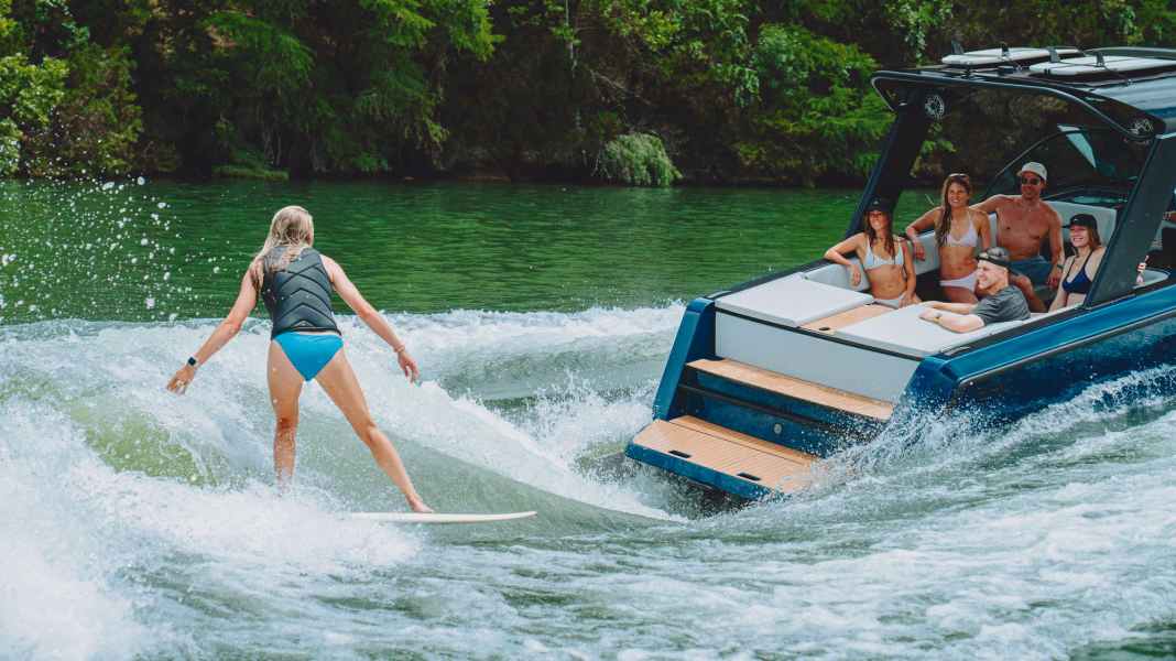 Arc Sport: Wakesurfing behind the new e-wakeboat from California