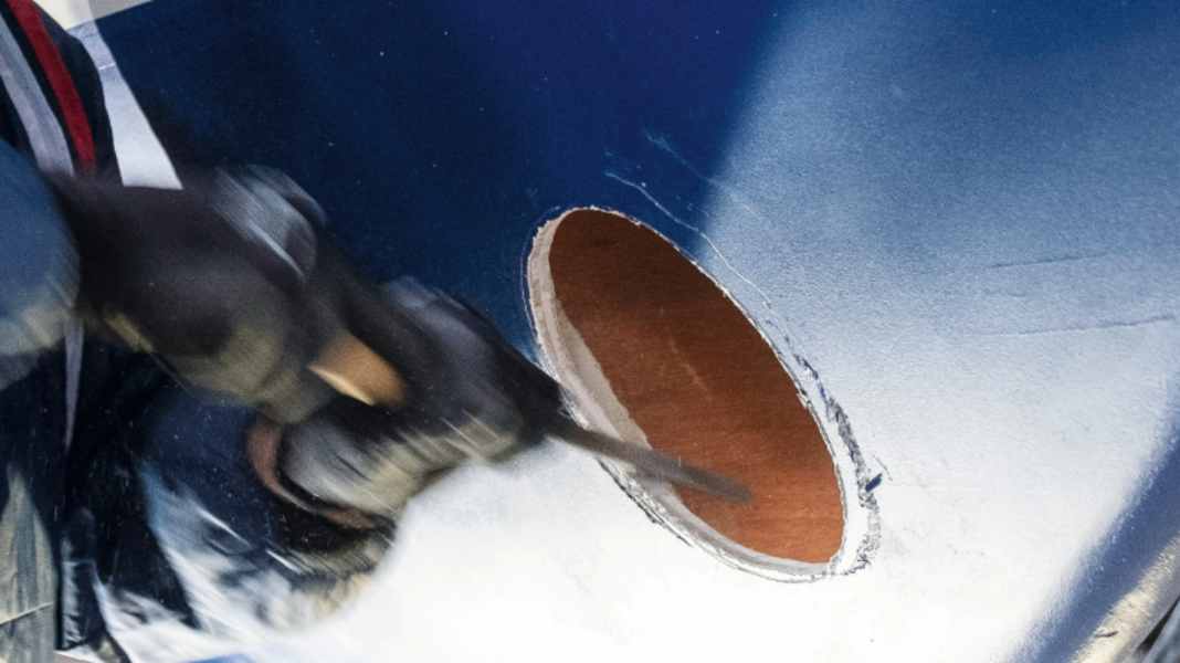 Harbour manoeuvres: Retrofitting the bow thruster - instructions