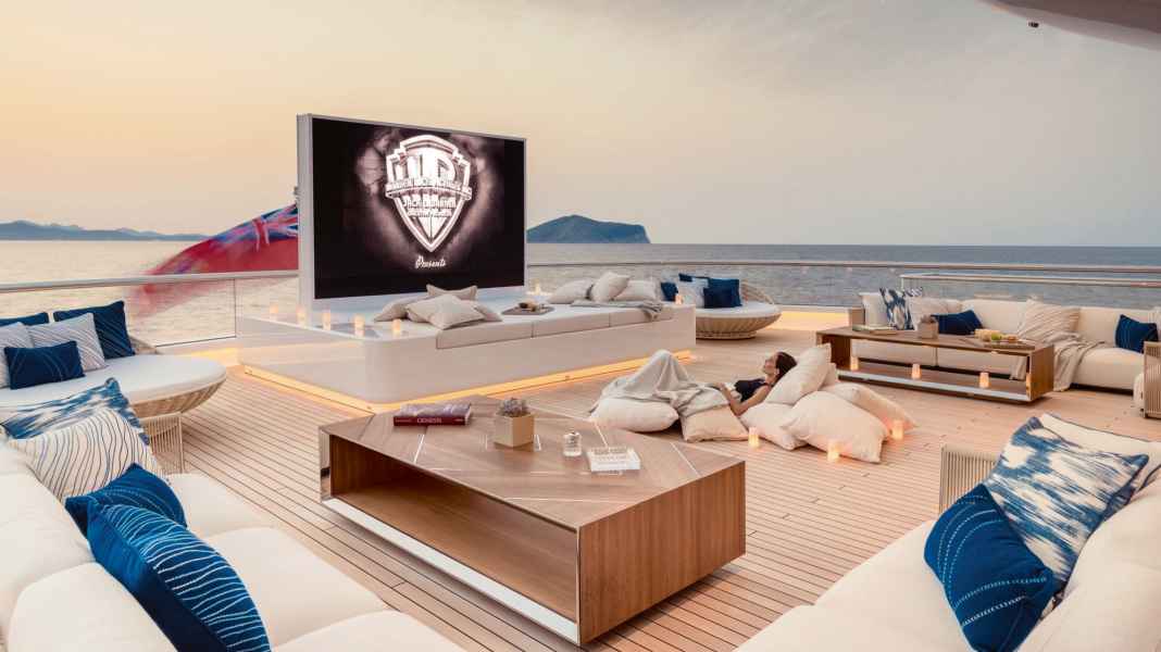 Unterhaltung an Bord: Sonnenliege verwandelt sich in Freiluft-Kino