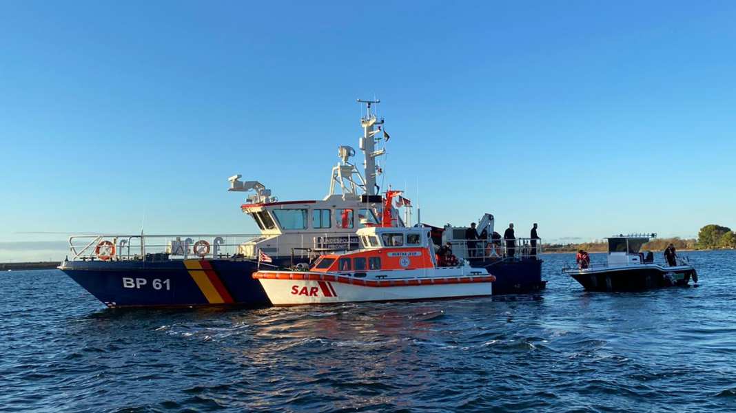 Havarie: Motorboot verliert Außenborder - Seenotretter und Polizei retten Crew