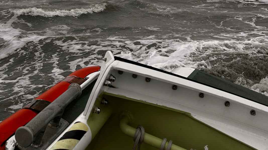 Accident at sea: Naval aviators rescue shipwrecked people from distress at sea