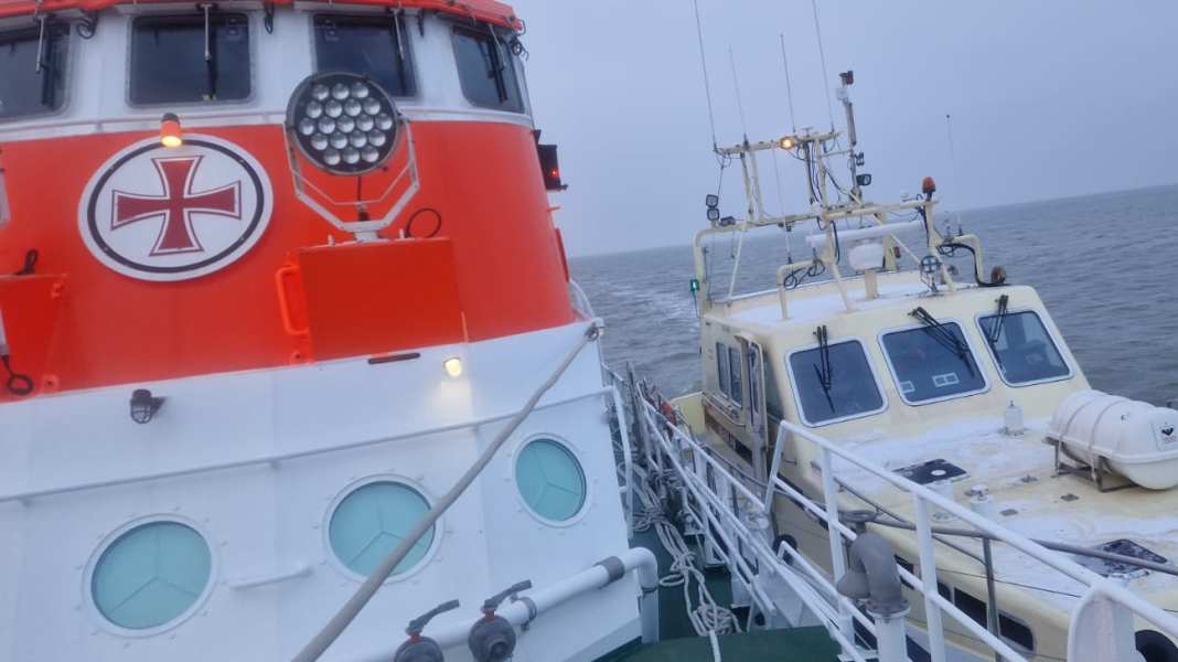 Distress at sea: Accidents in the Weser and Elbe - motorboat and traditional ship in great danger