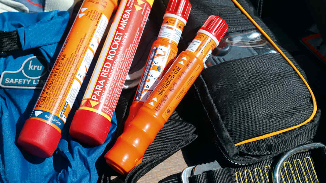 Seamanship: Safely equipped - Which aids must be on board