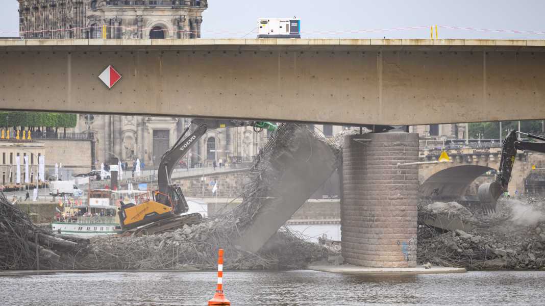 Dresden: Elbe für Carolabrücken-Abriss gesperrt
