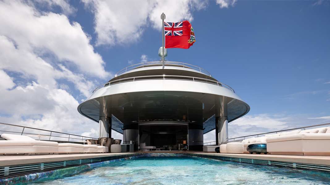 Superyacht-Pools: Schwappen verboten – so bleibt das Wasser drin