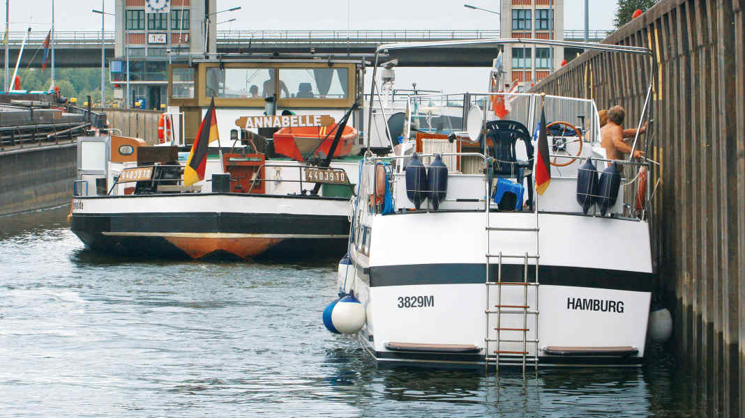 Erlebt: Schleuse Geesthacht - Großes Schweigen auf Kanal 22