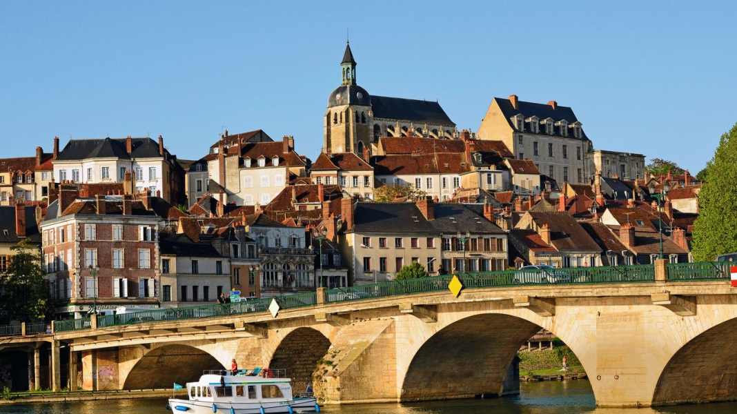 Journey: Burgundy / France - Old arches and Burgundy