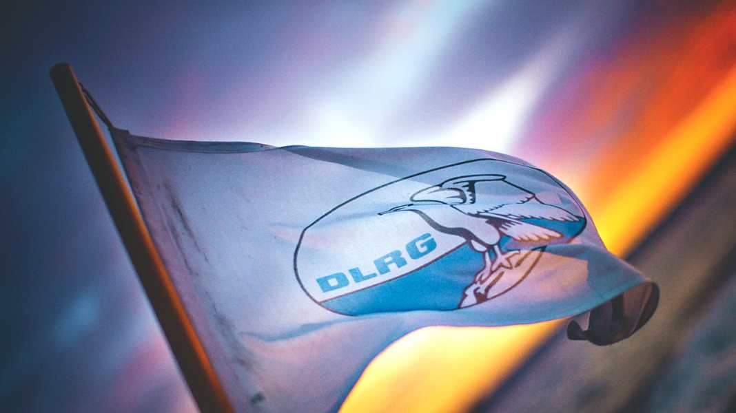 Seenot: Zwei Personen klammern sich nach Kenterung an Tonne