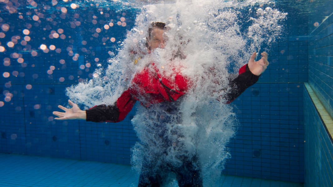 Automatic lifejackets in the test