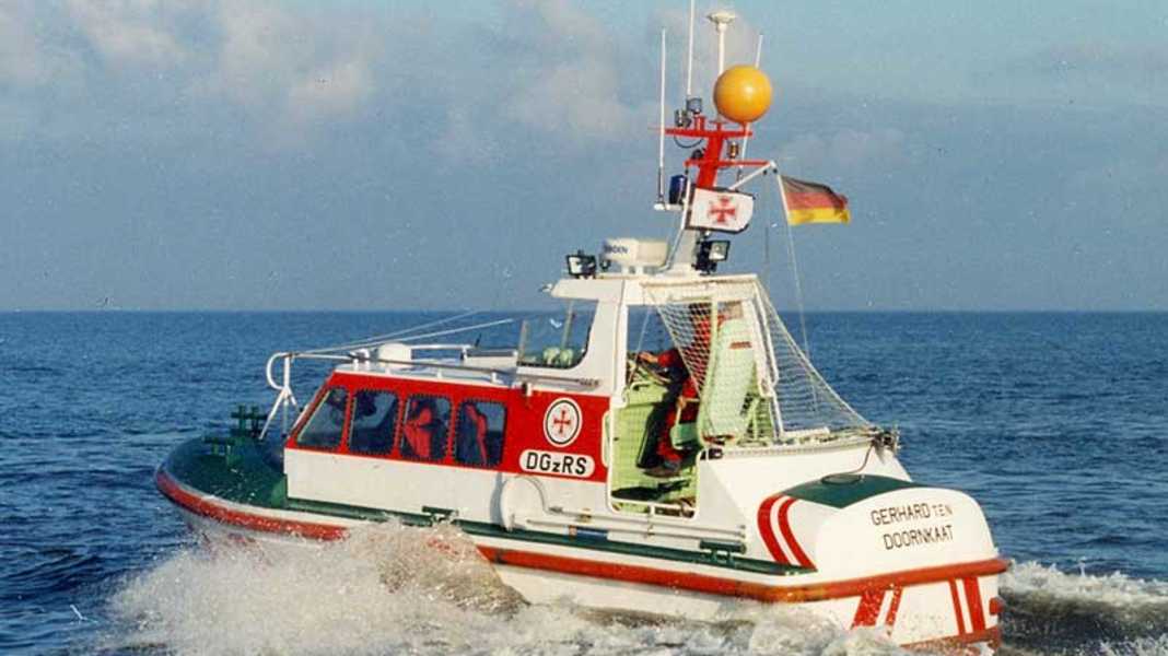Seenotretter helfen Solarkatamaran