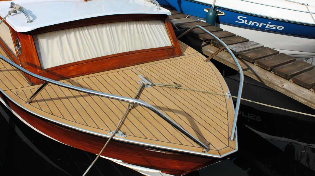 Laying PVC teak decking - Workshop: Laying PVC teak decking correctly
