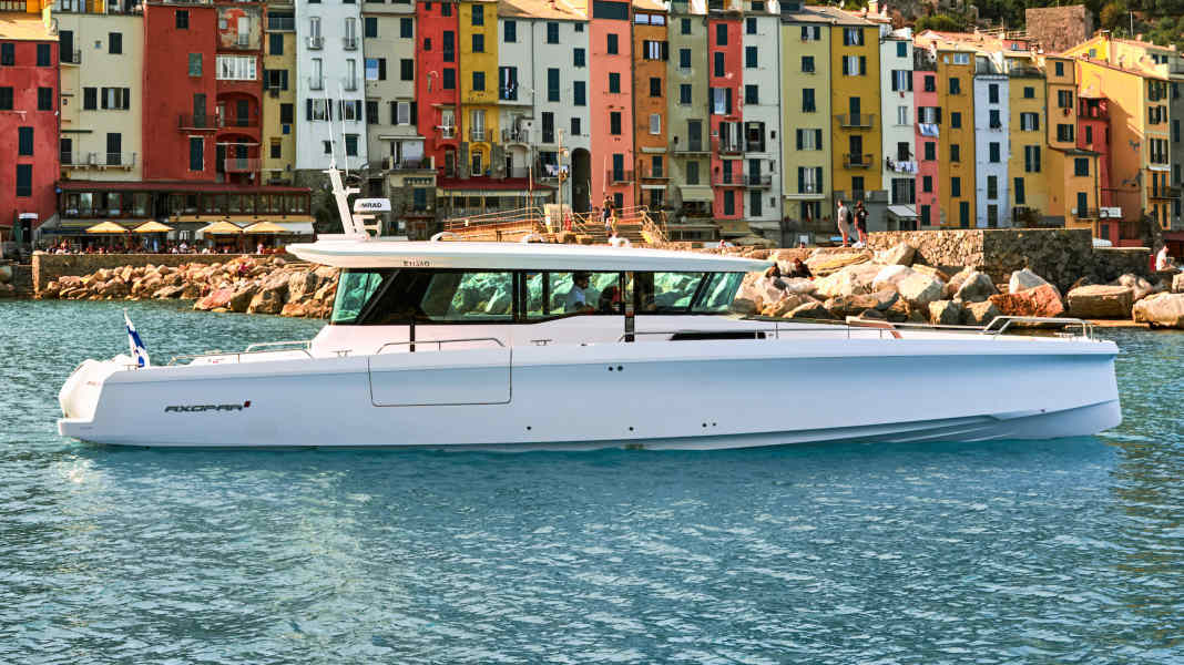 Weltpremiere der neuen Axopar 45