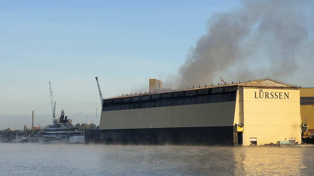 Großfeuer bei Lürssen in Bremen