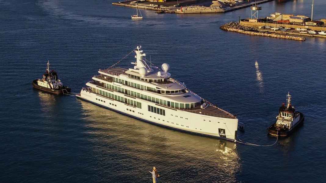 Benetti's gigantic show continues