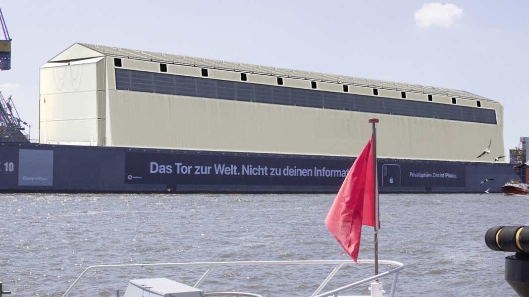 Lürssen roofs over Dock 10 at Blohm+Voss