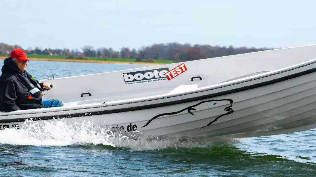 Suzuki DF15 vs. Torqeedo Travel 1103 C: So schlagen sich die Außenborder im Vergleich