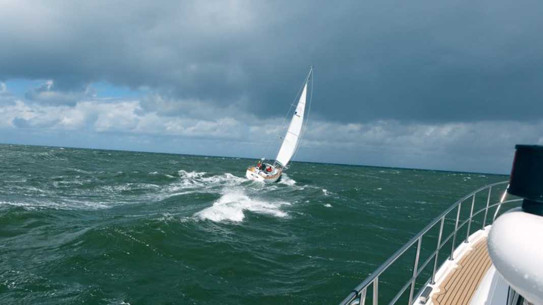 Segelyacht vs. Motorboot: Bootstausch bei 8 Beaufort – zwei Redakteure berichten