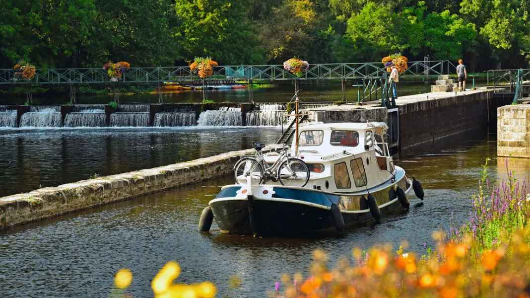 Voyage: From lock to lock - charter cruise through Brittany